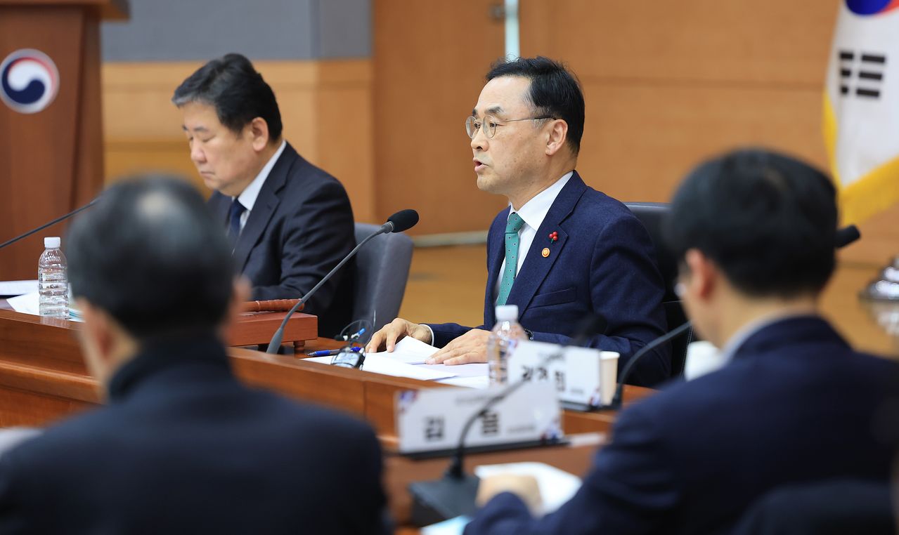 15일 서울 종로구 정부서울청사 별관 국제회의실에서 열린 국가교육위원회 제64차 회의에서 차정인 국가교육위원회 위원장이 모두발언을 하고 있다. 뉴스1