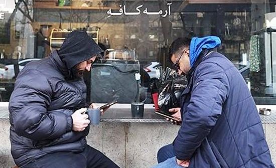 이달 초 이란 수도 테헤란에서 휴대전화 보는 시민들. AFP=연합뉴스