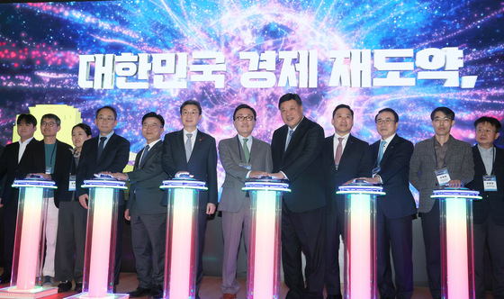 지난해 12월 11일 서울 여의도 산업은행에서 열린 국민성장펀드 출범식에서 이억원 금융위원장(왼쪽 여섯째부터)과 박현주 미래에셋 회장, 서정진 셀트리온 회장, 박상진 한국산업은행 회장 등이 점등 버튼을 누르고 있다. 변선구 기자