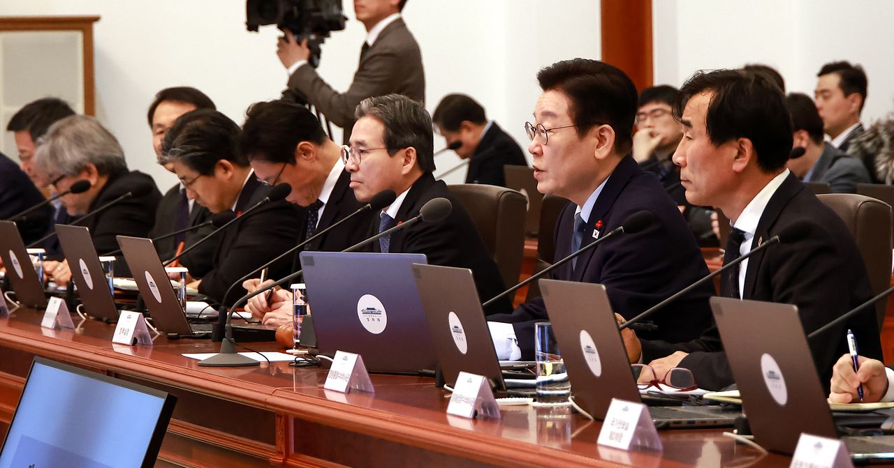 이재명 대통령이 15일 청와대에서 열린 수석비서관회의에서 모두발언을 하고 있다. [청와대사진기자단]