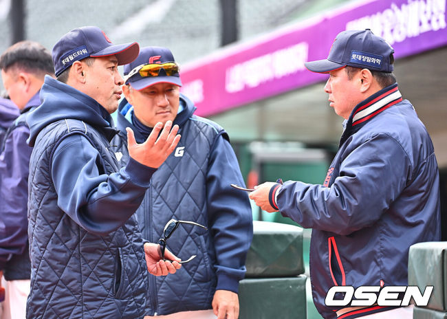 [OSEN=부산, 이석우 기자] 롯데 자이언츠 김태형 감독, 김민재 코치, 조원우 코치 188 2025.03.10 / foto0307@osen.co.kr