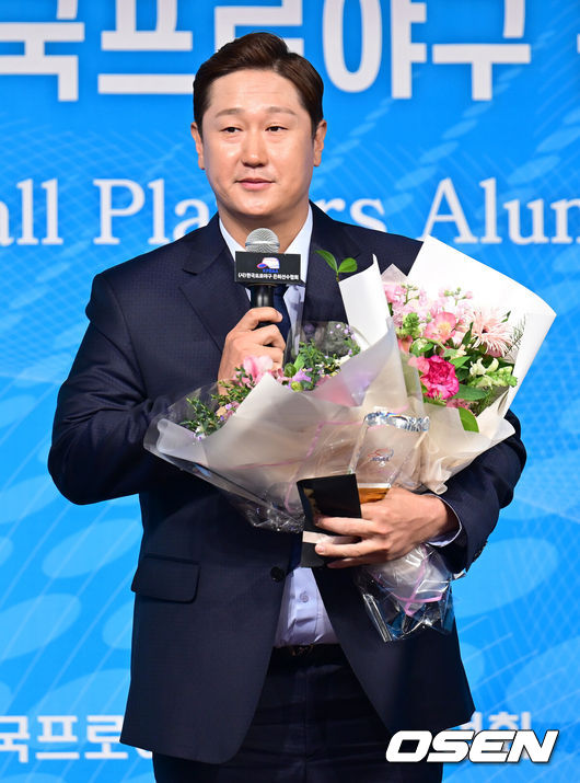 [OSEN=김성락 기자] 2일 오후 서울 강남구 호텔리베라에서 '2022 블루베리NFT 한국프로야구 은퇴선수의 날 시상식’이 열렸다. 이대호가 레전드특별상을 수상한 뒤 소감을 전하고 있다. 2022.12.02 /ksl0919@osen.co.kr