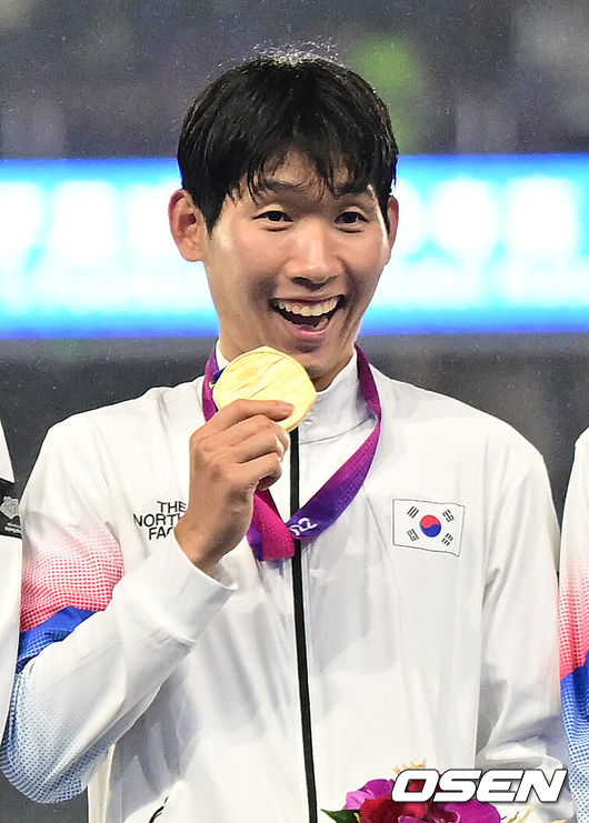 [OSEN=항저우(중국), 최규한 기자] 모든 역경을 뚫어내고 황선홍호가 금메달을 거머쥐었다.황선홍(55) 감독이 이끄는 대한민국 아시안게임 축구 국가대표팀은 7일 오후 9시(이하 한국시간)부터 중국 항저우의황룽 스포츠센터 스타디움에서일본과 2022 항저우 아시안게임 결승전을 치러 2-1로 승리했다.한일전을 승리하며 금메달을 거머쥔 한국 홍현석이 기뻐하고 있다. 2023.10.01 / dreamer@osen.co.kr