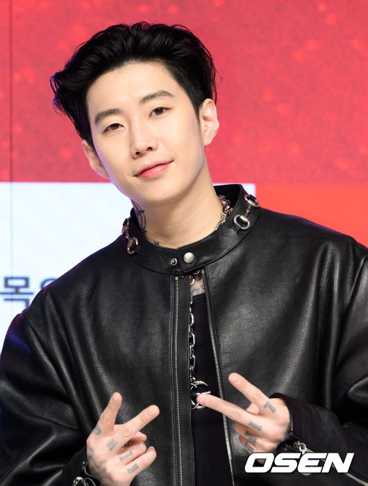 [OSEN=지형준 기자] 15일 오전 서울 강남구 논현동 엘리에나호텔에서 Mnet '쇼미더머니12' 제작발표회가 열렸다.'쇼미더머니12'는 2012년 첫 방송 이후 수많은 스타 래퍼와 히트곡을 배출해온 대한민국 대표 힙합 서바이벌 프로그램 '쇼미더머니'의 열두 번째 시즌이다. 역대 최다 지원자, 최다 회차, OTT 플랫폼 확장이라는 변화를 통해 한층 확장된 스케일을 예고하고 있다.박재범이 포토타임을 하고 있다. 2026.01.15 / jpnews@osen.co.kr