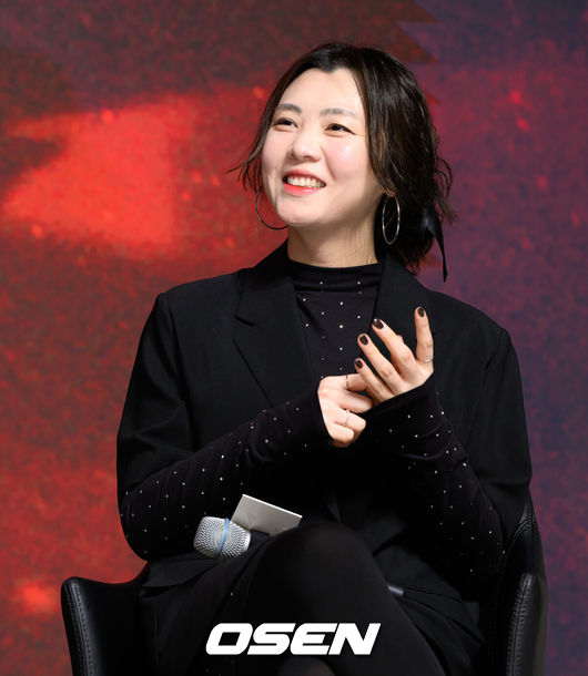 [OSEN=지형준 기자] 15일 오전 서울 강남구 논현동 엘리에나호텔에서 Mnet '쇼미더머니12' 제작발표회가 열렸다.'쇼미더머니12'는 2012년 첫 방송 이후 수많은 스타 래퍼와 히트곡을 배출해온 대한민국 대표 힙합 서바이벌 프로그램 '쇼미더머니'의 열두 번째 시즌이다. 역대 최다 지원자, 최다 회차, OTT 플랫폼 확장이라는 변화를 통해 한층 확장된 스케일을 예고하고 있다.최효진 CP가 간담회를 하고 있다. 2026.01.15 / jpnews@osen.co.kr