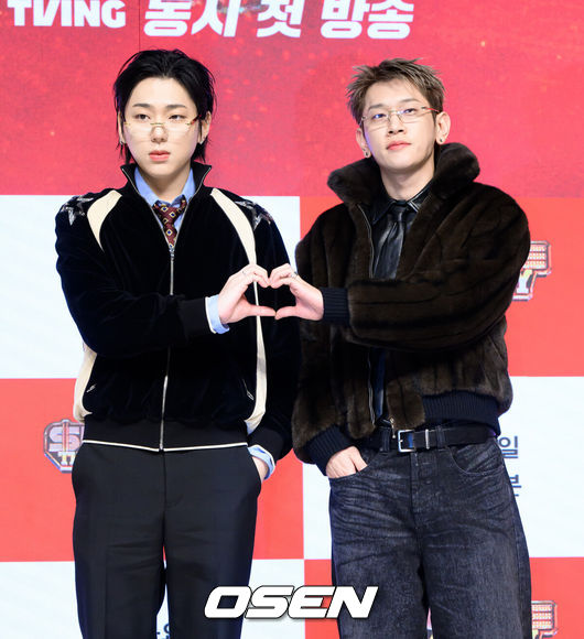 [OSEN=지형준 기자] 15일 오전 서울 강남구 논현동 엘리에나호텔에서 Mnet '쇼미더머니12' 제작발표회가 열렸다.'쇼미더머니12'는 2012년 첫 방송 이후 수많은 스타 래퍼와 히트곡을 배출해온 대한민국 대표 힙합 서바이벌 프로그램 '쇼미더머니'의 열두 번째 시즌이다. 역대 최다 지원자, 최다 회차, OTT 플랫폼 확장이라는 변화를 통해 한층 확장된 스케일을 예고하고 있다.지코, 크러쉬가 포토타임을 하고 있다. 2026.01.15 / jpnews@osen.co.kr