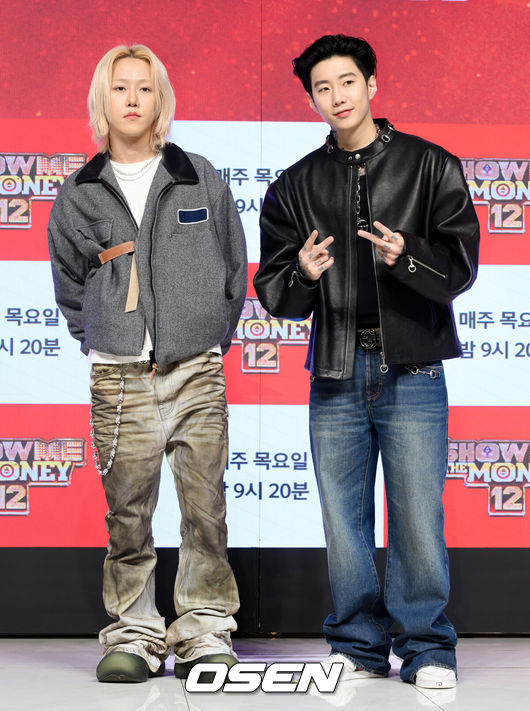 [OSEN=지형준 기자] 15일 오전 서울 강남구 논현동 엘리에나호텔에서 Mnet '쇼미더머니12' 제작발표회가 열렸다.'쇼미더머니12'는 2012년 첫 방송 이후 수많은 스타 래퍼와 히트곡을 배출해온 대한민국 대표 힙합 서바이벌 프로그램 '쇼미더머니'의 열두 번째 시즌이다. 역대 최다 지원자, 최다 회차, OTT 플랫폼 확장이라는 변화를 통해 한층 확장된 스케일을 예고하고 있다.릴 모쉬핏, 박재범이 포토타임을 하고 있다. 2026.01.15 / jpnews@osen.co.kr