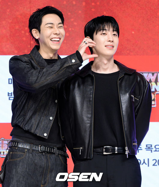 [OSEN=지형준 기자] 15일 오전 서울 강남구 논현동 엘리에나호텔에서 Mnet '쇼미더머니12' 제작발표회가 열렸다.'쇼미더머니12'는 2012년 첫 방송 이후 수많은 스타 래퍼와 히트곡을 배출해온 대한민국 대표 힙합 서바이벌 프로그램 '쇼미더머니'의 열두 번째 시즌이다. 역대 최다 지원자, 최다 회차, OTT 플랫폼 확장이라는 변화를 통해 한층 확장된 스케일을 예고하고 있다.로꼬, 그레이가 포토타임을 하고 있다. 2026.01.15 / jpnews@osen.co.kr