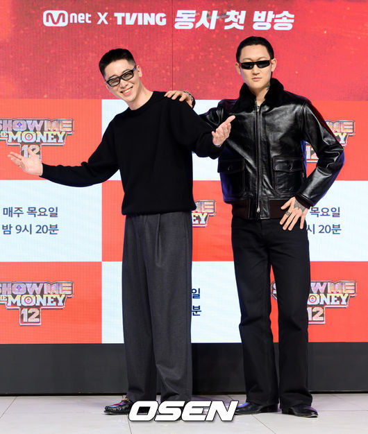 [OSEN=지형준 기자] 15일 오전 서울 강남구 논현동 엘리에나호텔에서 Mnet '쇼미더머니12' 제작발표회가 열렸다.'쇼미더머니12'는 2012년 첫 방송 이후 수많은 스타 래퍼와 히트곡을 배출해온 대한민국 대표 힙합 서바이벌 프로그램 '쇼미더머니'의 열두 번째 시즌이다. 역대 최다 지원자, 최다 회차, OTT 플랫폼 확장이라는 변화를 통해 한층 확장된 스케일을 예고하고 있다.허키 시바세키, 제이통이 포토타임을 하고 있다. 2026.01.15 / jpnews@osen.co.kr