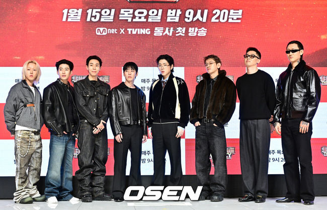 [OSEN=지형준 기자] 15일 오전 서울 강남구 논현동 엘리에나호텔에서 Mnet '쇼미더머니12' 제작발표회가 열렸다.'쇼미더머니12'는 2012년 첫 방송 이후 수많은 스타 래퍼와 히트곡을 배출해온 대한민국 대표 힙합 서바이벌 프로그램 '쇼미더머니'의 열두 번째 시즌이다. 역대 최다 지원자, 최다 회차, OTT 플랫폼 확장이라는 변화를 통해 한층 확장된 스케일을 예고하고 있다.릴 모쉬핏, 박재범, 로꼬, 그레이, 지코, 크러쉬, 허키 시바세키, 제이통이 포토타임을 하고 있다. 2026.01.15 / jpnews@osen.co.kr