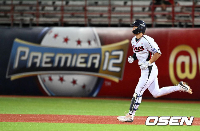 [OSEN=타이베이(대만), 이대선 기자] 14일 오후 대만 타이베이 티엔무야구장에서 세계야구소프트볼연맹(WBSC) 프리미어12 2024 B조 2차전 대한민국과 쿠바의 경기가 열렸다.대한민국은 2차전 선발투수로 곽빈, 쿠바는 리반 모이넬로를 내세웠다.7회말 1사에서 대한민국 김도영이 좌월 솔로포를 날리며 기뻐하고 있다. 2024.11.14 /sunday@osen.co.kr