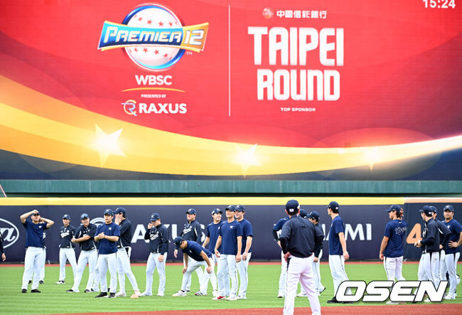 [OSEN=타이베이(대만), 이대선 기자] 14일 오후 대만 타이베이 티엔무야구장에서 세계야구소프트볼연맹(WBSC) 프리미어12 2024 B조 2차전 대한민국과 쿠바의 경기가 열릴 예정이다.대한민국은 2차전 선발투수로 곽빈, 쿠바는 리반 모이넬로를 내세웠다.경기에 앞서 한국 대표팀이 스트레칭 훈련을 하고 있다. 2024.11.14 /sunday@osen.co.kr