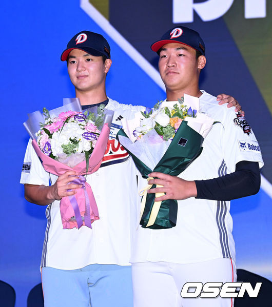 [OSEN=이대선 기자] 17일 오후 7일 오후 서울 롯데호텔 월드에서 ‘2026 KBO 신인 드래프트’가 열렸다.이번 드래프트는 전면 드래프트 방식으로 총 11라운드에 걸쳐 진행된다. 대상자는 총 1천261명으로, 고등학교 졸업 예정자 930명, 대학교 졸업 예정자 216명, 얼리 드래프트 신청자 51명, 해외 아마추어·프로 출신 선수 19명이다. 이 중 최대 110명이 KBO 10개 구단의 부름을 받게 된다.두산에 지명된 신인 서준오, 김주오가 기념촬영을 가지고 있다. 2025.09.17 /sunday@osen.co.kr