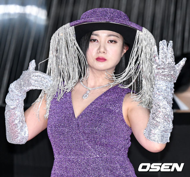 [OSEN=조은정 기자]2023 SBS연예대상 포토월 행사가 30일 서울 마포구 상암 SBS 프리즘타워에서 열렸다.방송인 박나래가 레드카펫을 밟으며 포즈를 취하고 있다. 2023.12.30/cej@osen.co.kr