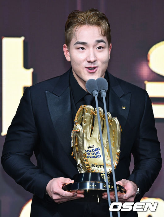 [OSEN=조은정 기자] 9일 오후 서울 송파구 잠실동 롯데호텔 월드에서 2025 신한은행 SOL 뱅크 KBO 골든글러브 시상식이 열렸다.KBO 골든글러브 시상식은 포지션별 최고의 선수를 가리는 자리로 올 시즌의 대미를 장식하는 자리다.외야수 부문 수상한 KT 안현민이 소감을 전하고 있다. 2025.12.09 /cej@osen.co.kr