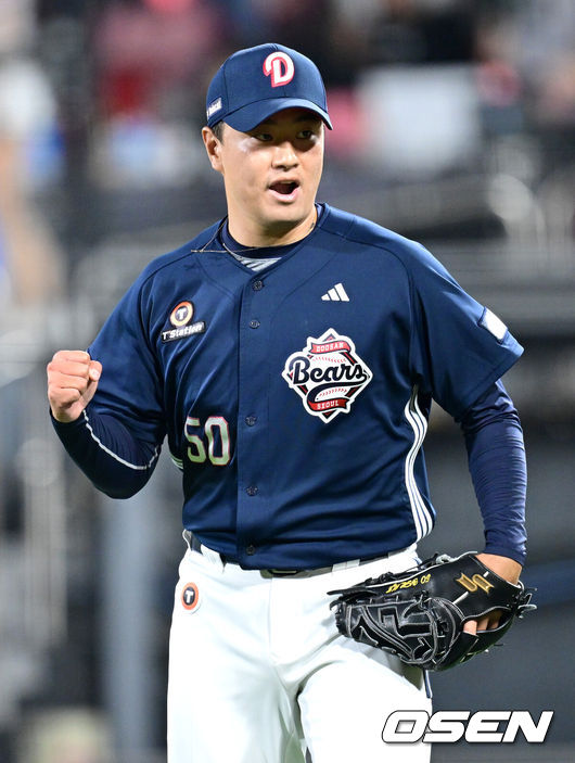 [OSEN=수원, 최규한 기자] 26일 오후 경기도 수원 KT위즈파크에서 ‘2025 신한 SOL Bank KBO리그’ KT 위즈와 두산 베어스의 경기가 열렸다.홈팀 KT는 소형준, 방문팀 두산은 최승용을 선발로 내세웠다.8회말 KT 공격을 무실점으로 막아낸 두산 투수 이영하가 더그아웃으로 향하며 기뻐하고 있다. 2025.03.26 / dreamer@osen.co.kr