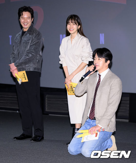 [OSEN=이대선 기자] ‘히트맨2’ 무대인사 도중 권상우가 무릎을 꿇고 관객에게 진심을 전하고 있다