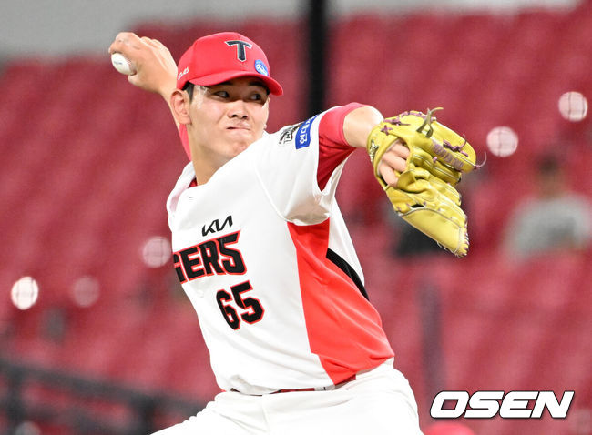 [OSEN=광주, 이대선 기자] 10일 오후 광주-기아 챔피언스필드에서 2025 신한 SOL Bank KBO리그 KIA 타이거즈와 삼성 라이온즈의 경기가 열렸다.KIA는 네일, 삼성은 가라비토를 선발 투수로 내세웠다.7회초 무사에서 KIA 성영탁이 역투하고 있다. 2025.09.10 /sunday@osen.co.kr