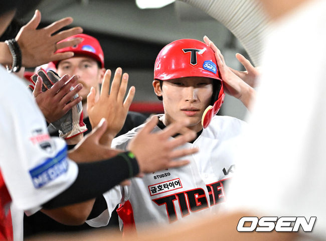 [OSEN=광주, 이대선 기자] 10일 오후 광주-기아 챔피언스필드에서 2025 신한 SOL Bank KBO리그 KIA 타이거즈와 삼성 라이온즈의 경기가 열렸다.KIA는 네일, 삼성은 가라비토를 선발 투수로 내세웠다.6회말 1사 2루에서 KIA 박찬호의 좌전 적시 2루타 때 홈을 밟은 김호령이 더그아웃에서 환호하고 있다. 2025.09.10 /sunday@osen.co.kr