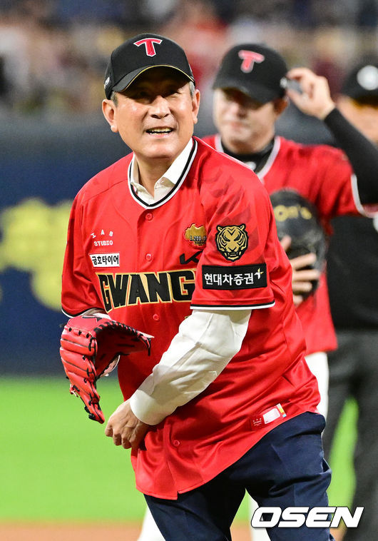 [OSEN=광주, 민경훈 기자] 25일 오후 광주-KIA챔피언스필드에서 ‘2024 신한 SOL Bank KBO리그’ KIA 타이거즈와 롯데 자이언츠의 경기가 열렸다.홈팀 KIA는 양현종, 롯데는 박진을 선발로 내세웠다.경기 전 2017 우승(V11) 김기태 전 감독이 시구를 하고 있다. 2024.09.25 /rumi@osen.co.kr