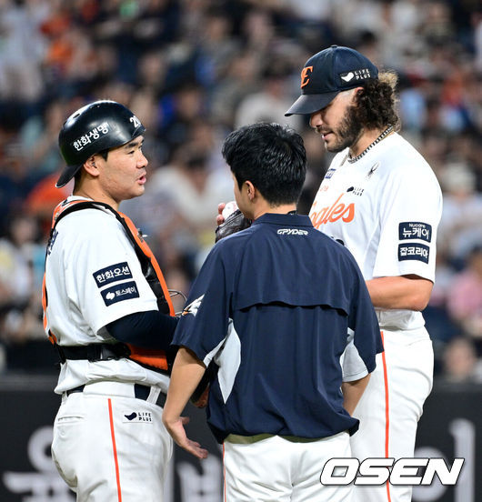 [OSEN=대전, 최규한 기자] 3일 대전 한화생명볼파크에서 ‘2025 신한 SOL Bank KBO리그’ 한화 이글스와 NC 다이노스의 경기가 열렸다.홈팀 한화는 코디 폰세, 방문팀 NC는 신민혁을 선발로 내세웠다.2회초 2사 3루 상황 NC 김주원에게 1타점 2루타를 내준 한화 선발 폰세와 포수 이재원이 마운드에서 대화를 나누고 있다. 2025.09.03 / dreamer@osen.co.kr