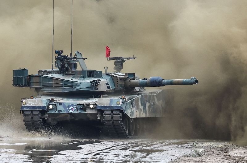 육군 수도기계화보병사단 소속 K1A2전차가 기동하고 있다. 1973년 수도사단은 베트남에서 귀환한 뒤 제32사단 주둔지에 새롭게 터를 잡았다. 하지만 전통 있는 부대의 이름과 전통을 이어가려고 실제로는 제32사단을 수도사단으로 바꾼 것이다. 중앙포토