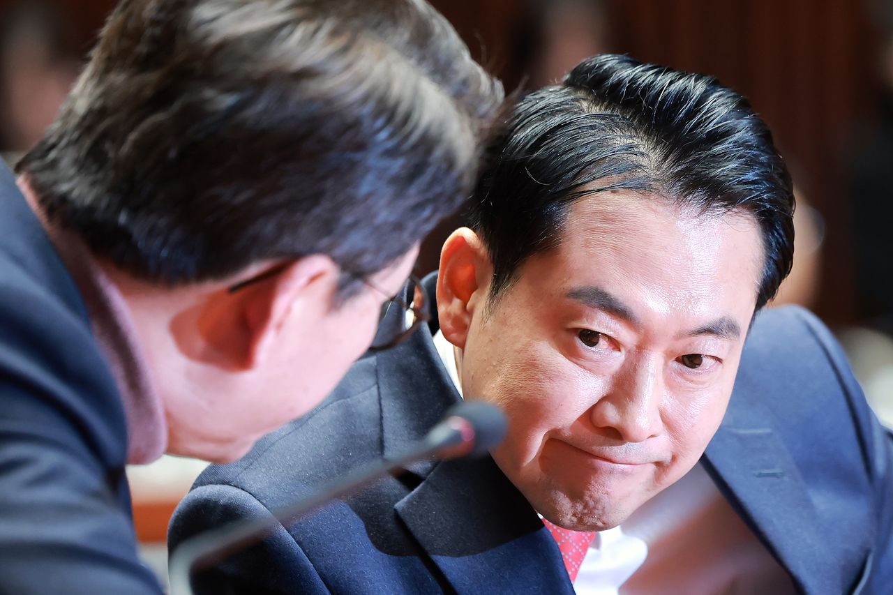 국민의힘 장동혁 대표(오른쪽)와 신동욱 최고위원이 15일 국회에서 열린 의원총회에 참석해 귀엣말하고 있다. 연합뉴스