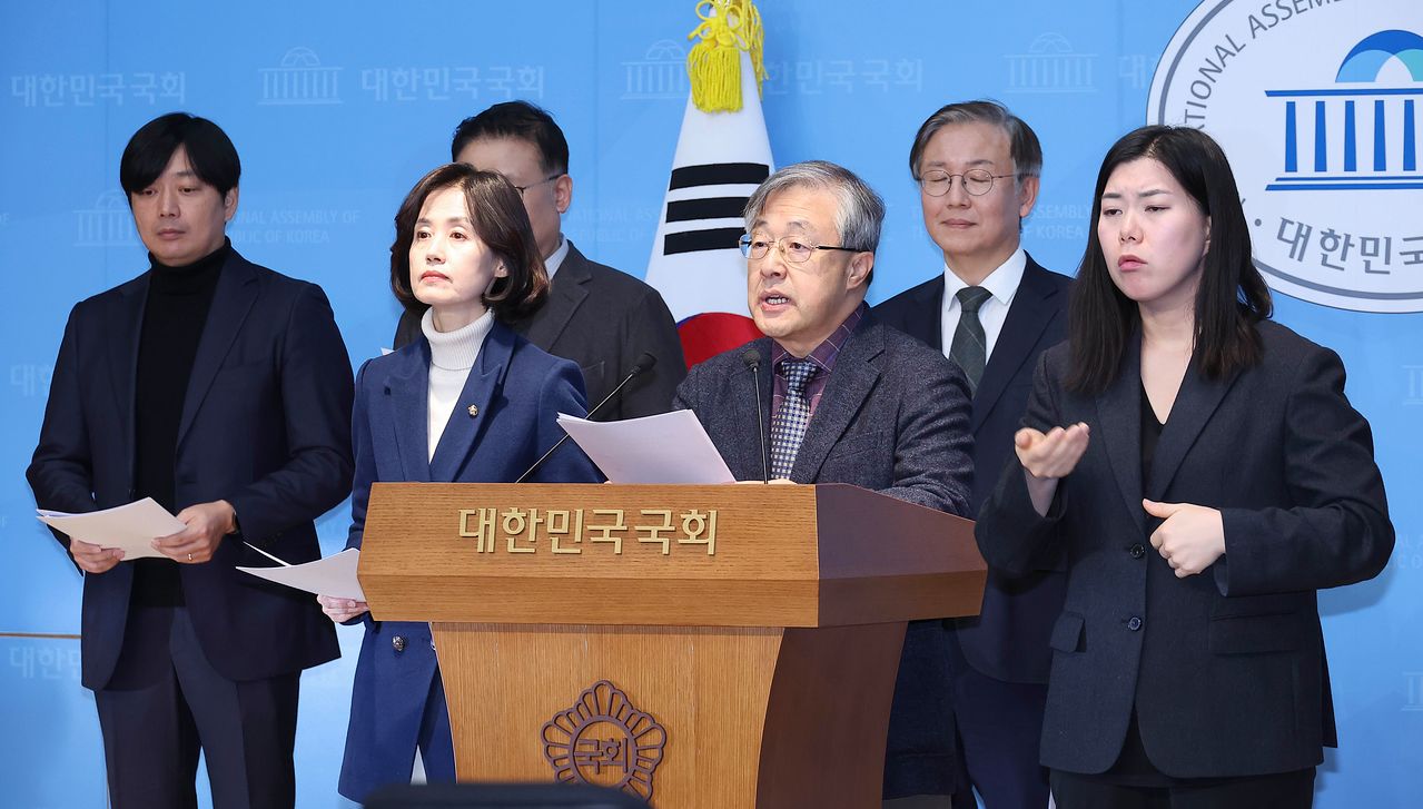 서보학 경희대 법학전문대학원 교수(오른쪽 셋째) 등 국무총리 산하 검찰개혁추진단 자문위원회 위원 6명이 14일 국회 소통관에서 박은정 조국혁신당 의원(왼쪽 둘째)의 주선으로 자문위원 사퇴 기자회견을 하고 있다. 임현동 기자