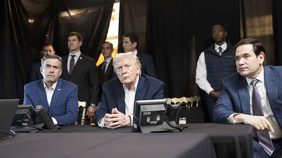 도널드 트럼프 미국 대통령(가운데)이 지난 3일(현지시간) 플로리다주 마러라고 리조트에서 참모진과 함께 니콜라스 마두로 베네수엘라 대통령 체포 작전 상황을 지켜보고 있다. 트루스소셜 캡처