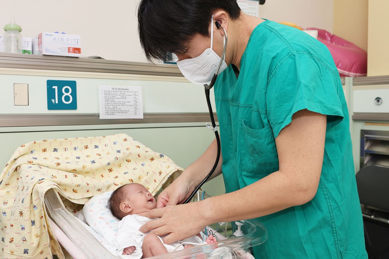 정의석 서울아산병원 신생아과 교수가 지난 2일 수술 후 신생아 중환자실에서 집중치료를 받고 있는 홍이준군을 진찰하고 있다. 사진 서울아산병원 