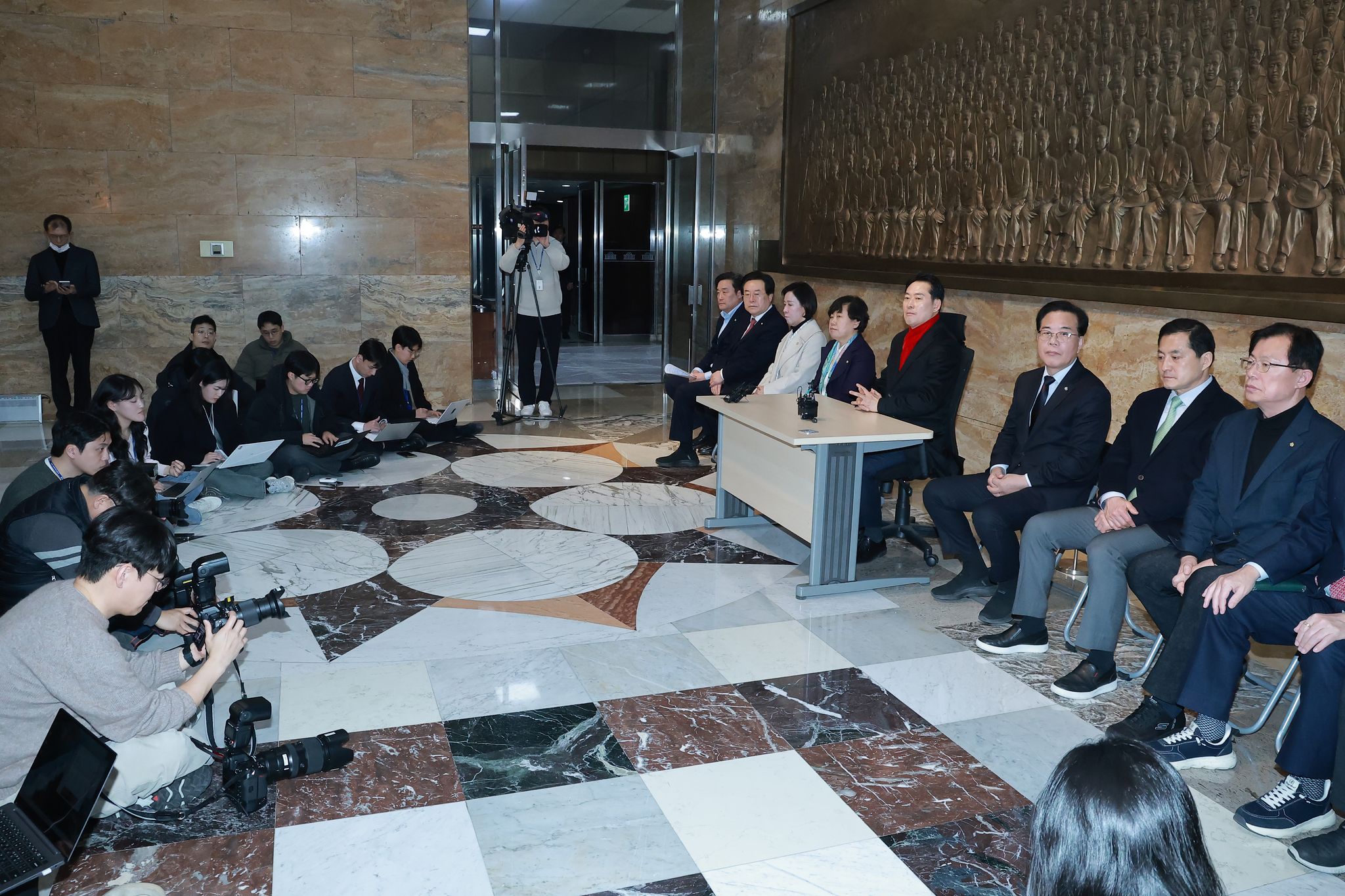 국민의힘 장동혁 대표가 15일 국회 로텐더홀에서 통일교의 정치권 로비 의혹, 공천헌금 의혹과 관련한 특검법 수용을 촉구하며 단식 농성하고 있다. 연합뉴스