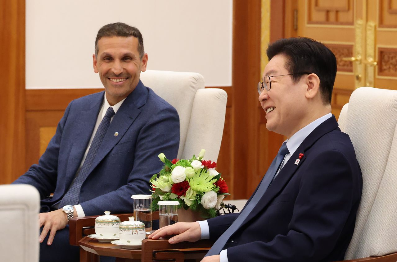 이재명 대통령이 15일 청와대에서 칼둔 아부다비 행정청장을 접견하고 있다. 청와대사진기자단