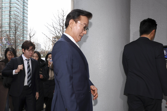 통일교 금품수수 의혹을 받는 전재수 전 해양수산부 장관이 지난해 12월 19일 오전 서울 서대문구 경찰청 국가수사본부로 조사받기 위해 출석하고 있다. 최기웅 기자