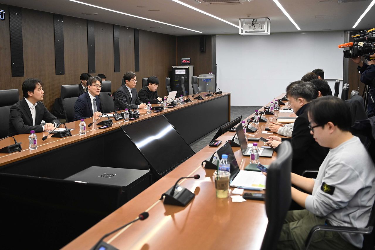 ㅊ김성열 산업통상부 산업성장실장이 15일 서울 중구 대한상공회의소 대회의실에서 미국 반도체 품목관세 관련 민관합동 긴급 대책회의를 주재하고 있다. 연합뉴스