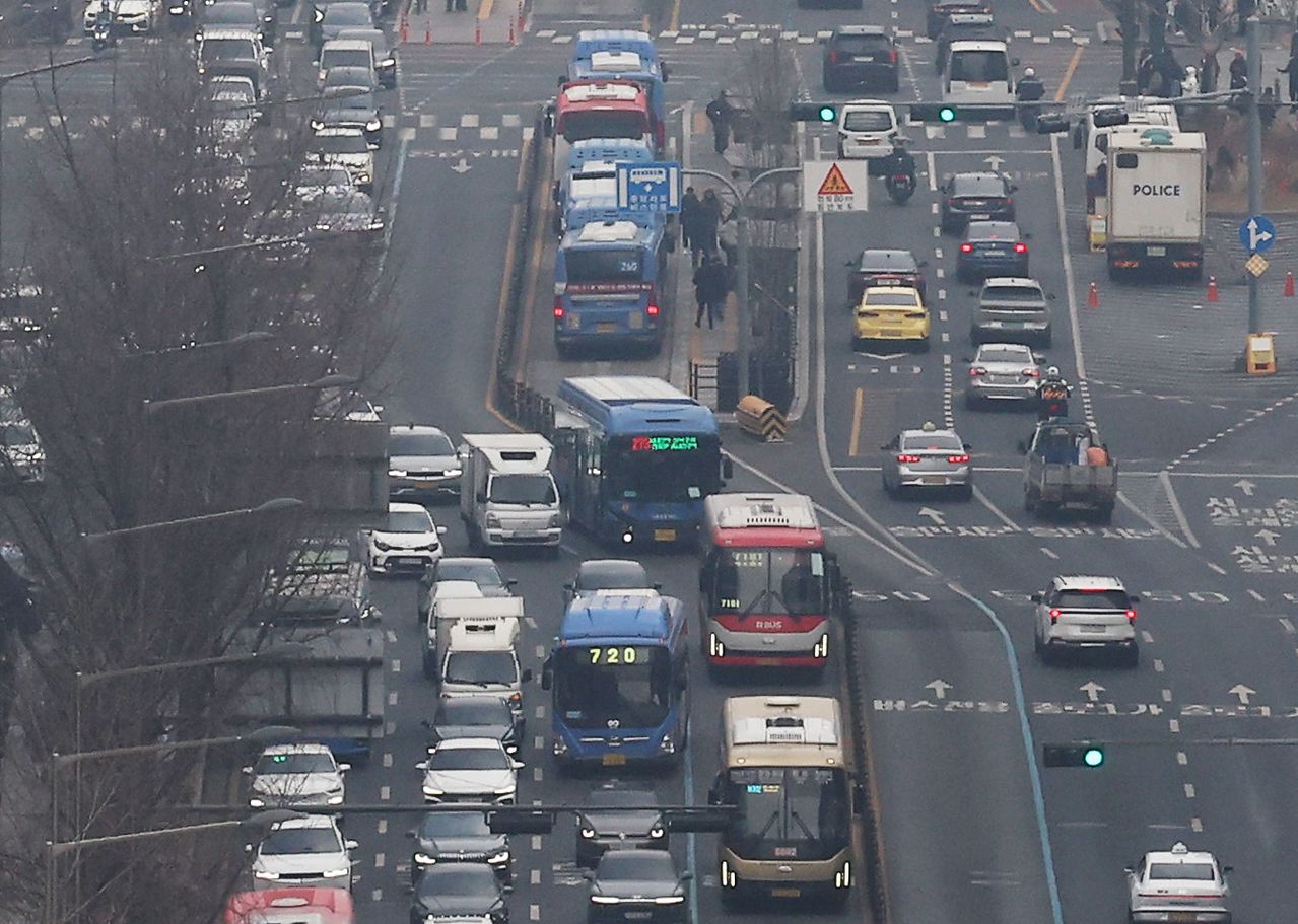 서울 시내버스 노사의 임금·단체협약(임단협) 협상이 타결된 다음 날인 15일 종로 일대 버스전용차선에 버스가 다니고 있다. [연합뉴스]