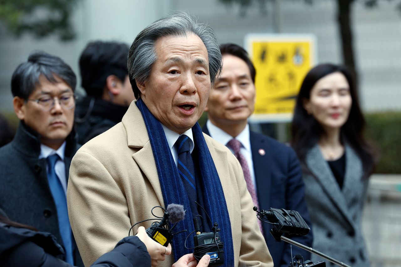 정기석 국민건강보험공단 이사장이 15일 오후 서울 서초동 서울고등법원 앞에서 주식회사 케이티앤지 외 3명 손해배상 청구 2심 선고 공판을 마친 뒤 나와 입장을 표명하고 있다. 뉴스1