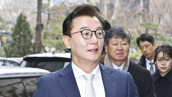 통일교로부터 금품을 수수했다는 의혹을 받는 전재수 전 해양수산부 장관이 19일 서울 서대문구 경찰청에 피의자 조사를 위해 출석하고 있다. 2025.12.19. 최기웅 기자