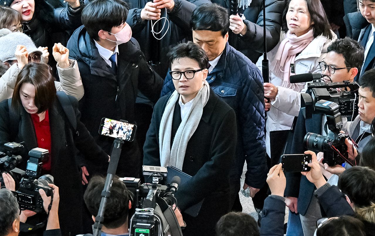 한동훈 전 국민의힘 대표가 14일 국회 소통관에 도착해 중앙당 윤리위원회의 제명 처분과 관련해 입장을 밝히기 위해 지지자들의 응원 속에 기자회견장으로 향하고 있다. 임현동 기자