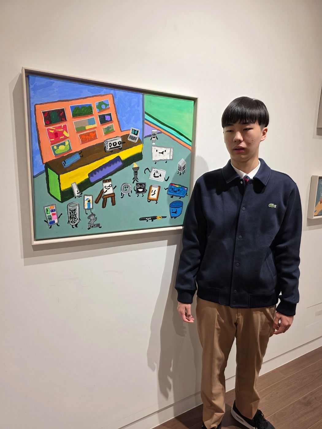 작가로 데뷔한 박승원군이 14일 개인전이 열린 누벨백미술관 본인 작품 앞에서 수줍은 표정으로 서 있다. 사진 박군 어머니