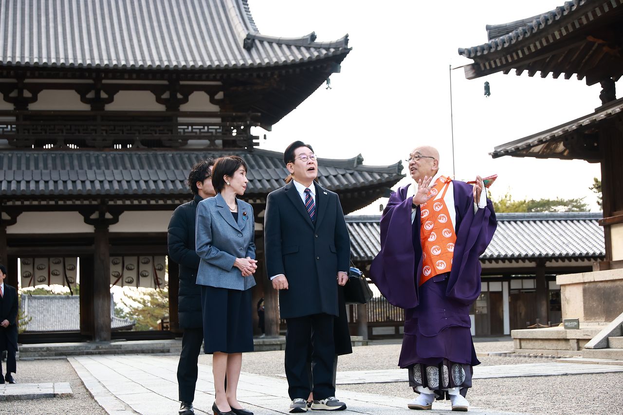 이재명 대통령과 다카이치 사나에 일본 총리가 14일 나라현 불교 사찰인 호류지(법륭사)를 방문해 후루야 쇼우카쿠 관장으로부터 5층 목탑에 관한 설명을 듣고 있다. 전민규 기자