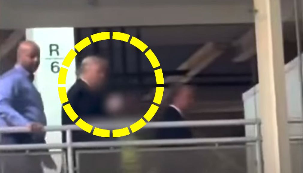 도널드 트럼프 미국 대통령이 지난 13일(현지시간) 포드자동차 공장을 시찰하는 공개 일정 도중 현장에서 야유하는 사람 향해 손가락 욕설하고 있다. 사진 엑스 캡처