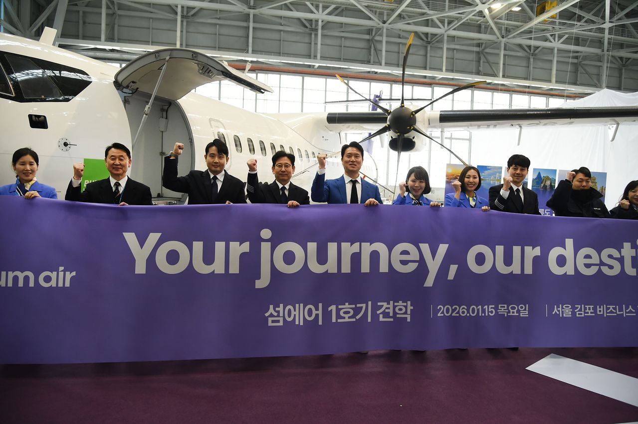 15일 서울 김포국제공항 격납고에서 열린 섬에어 1호기 도입식에서 최용덕 대표(왼쪽에서 다섯번째)가 직원들과 기념사진을 촬용하고 있다. 사진 섬에어 