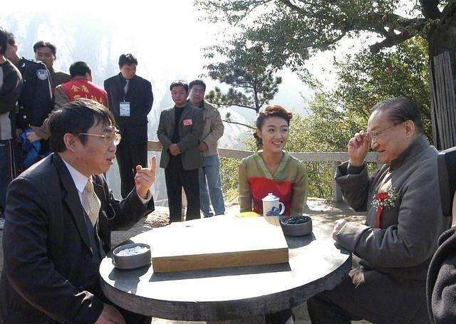 지난 1983년 중국의 바둑 챔피언 녜웨이핑(왼쪽)이 홍콩의 무협소설가 진융(오른쪽)과 대국하고 있다. 홍콩 성도일보 캡처