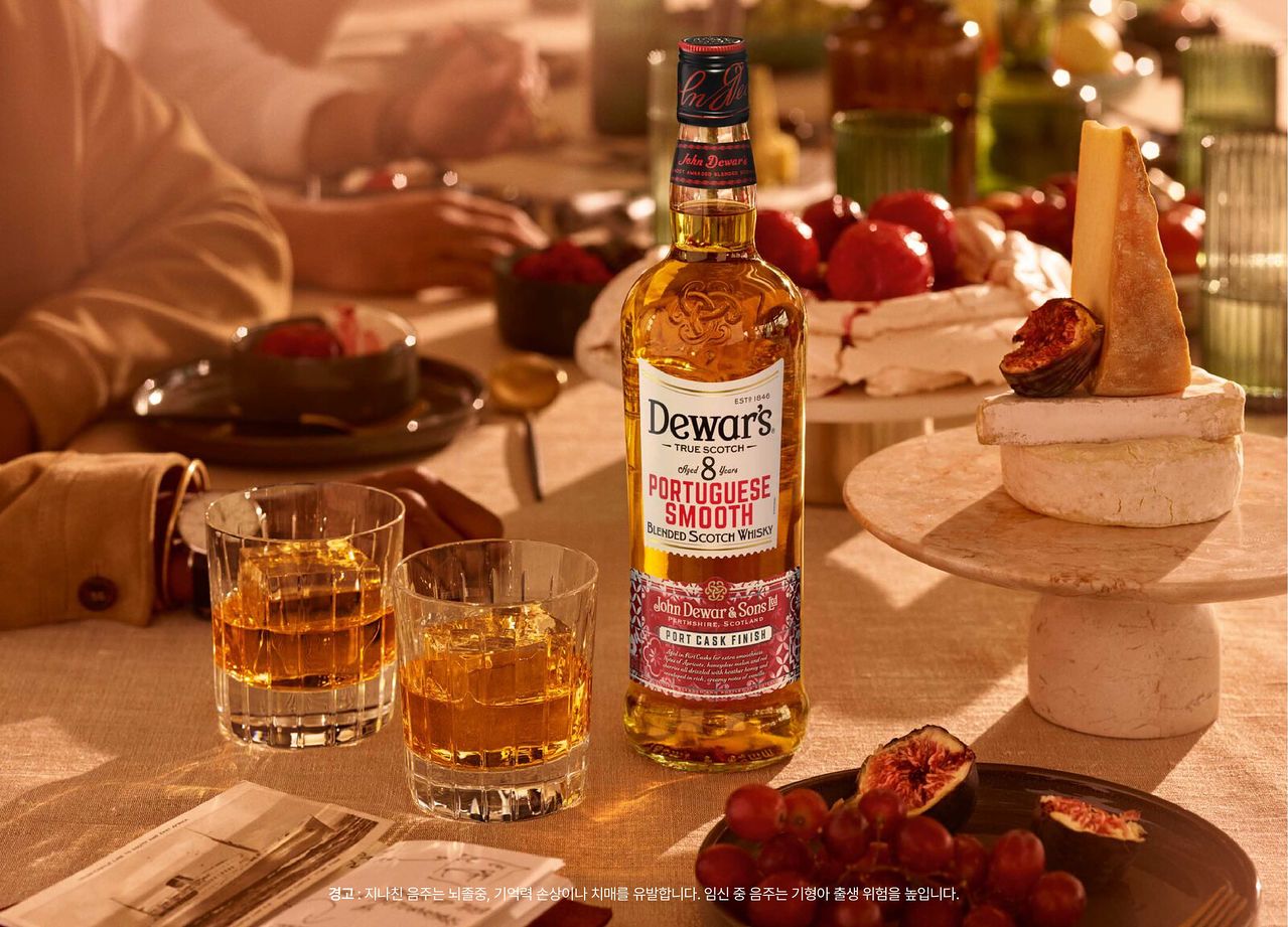스카치 위스키 브랜드 듀어스는 루비 포트 캐스크 피니싱으로 부드러운 풍미를 살린 ‘듀어스 8년 포르투기스 스무스’를 국내에 공식 출시했다. 사진 듀어스 