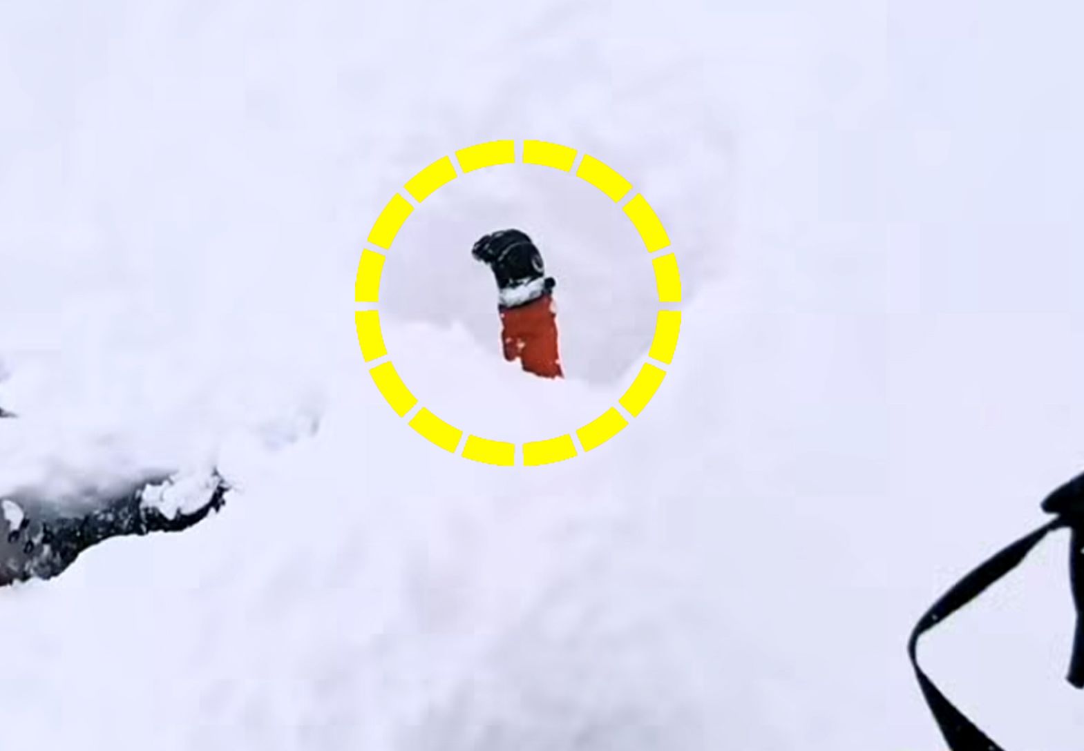 눈 속에 팔이 튀어나와 있는 모습. 사진 인스타그램 캡처