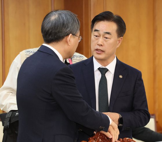 지난해 3월 허석곤 전 소방청장이 치안관계장관회의에 참석해 대화하고 있다. [사진 대통령실통신사진기자단]