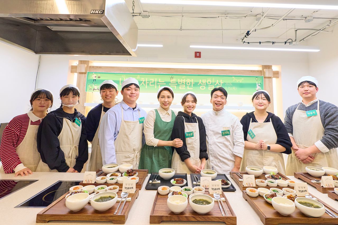 김혜경 여사가 15일 서울 종로구 한식문화공간 ‘이음’에서 열린 자립준비청년 응원 행사에서 참석자들과 기념 사진을 촬영하고 있다. 청와대 제공