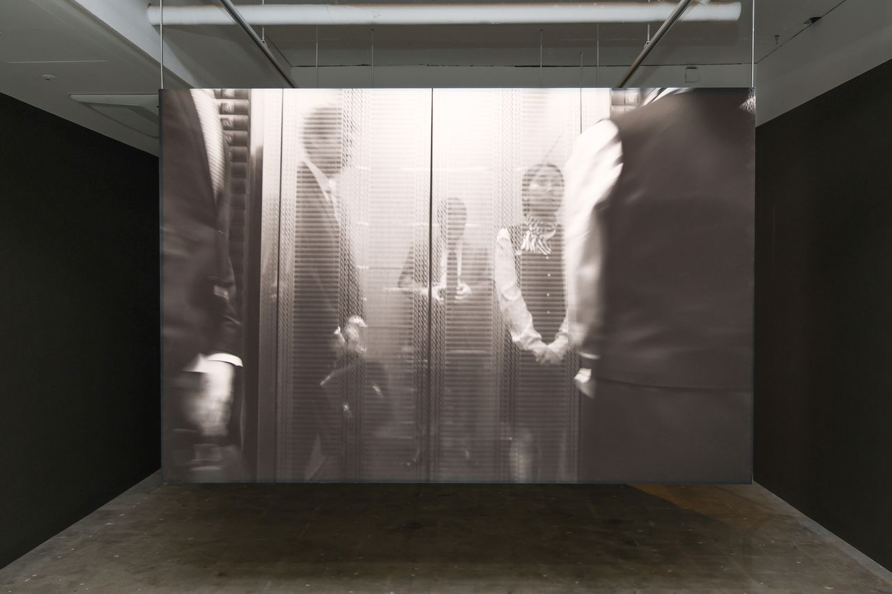 박용만 첫 개인전 '휴먼 모먼트' 전시장 초입의 흑백 사진. 기업인으로 일할 당시 엘리베이터에서 찍은 희미한 자화상(가운데)이다. 전시장 유일의 자화상이다. 연합뉴스