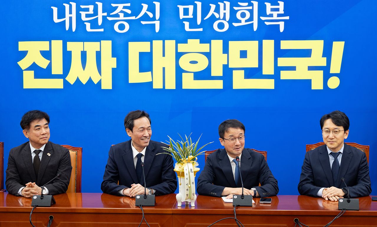 한병도 더불어민주당 신임 원내대표가 지난 12일 서울 여의도 국회에서 우상호 청와대 정무수석을 접견하고 있다. 왼쪽부터 김병욱 청와대 정무비서관, 우 수석, 한 원내대표, 천준호 민주당 원내운영수석부대표. 뉴스1