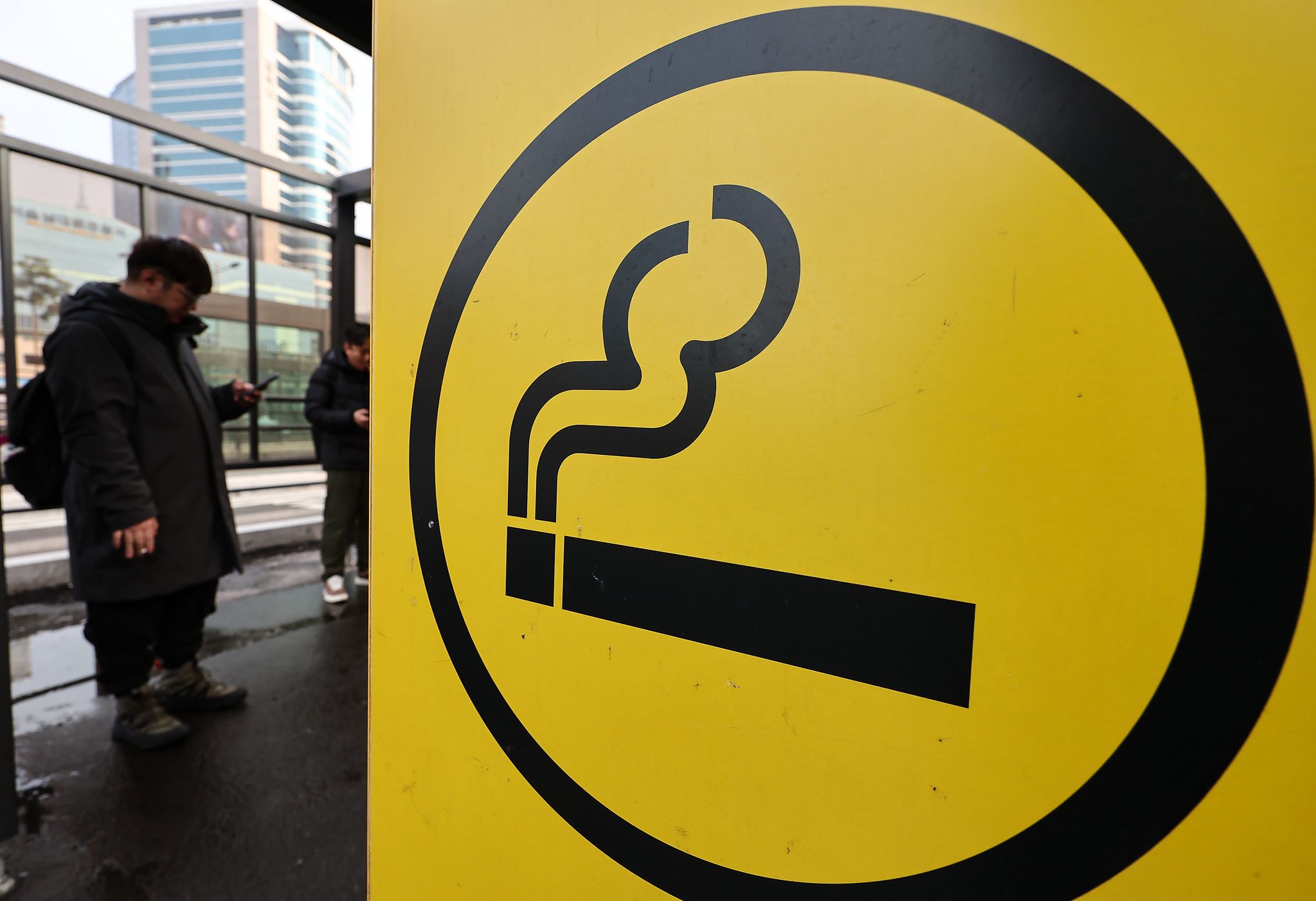 15일 서울역 인근 흡연구역에서 흡연자들이 담배를 피우고 있다. 뉴스1